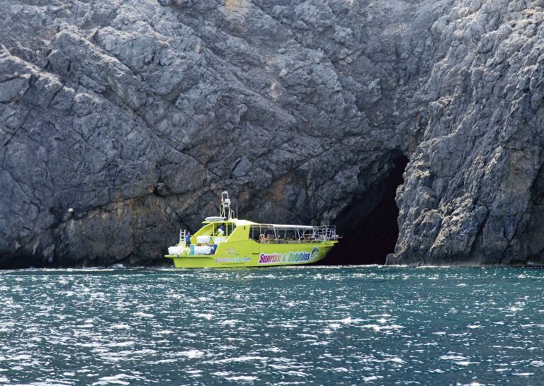 bateau entrant dans la grotte marine de Majorque