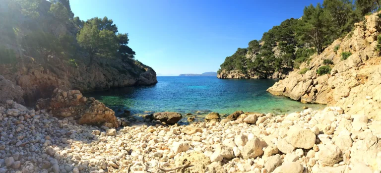Vista de Cala en Gossalba desde la orilla Cala en Gossalba con aguas cristalinas y acantilados rocosos en la península de Formentor