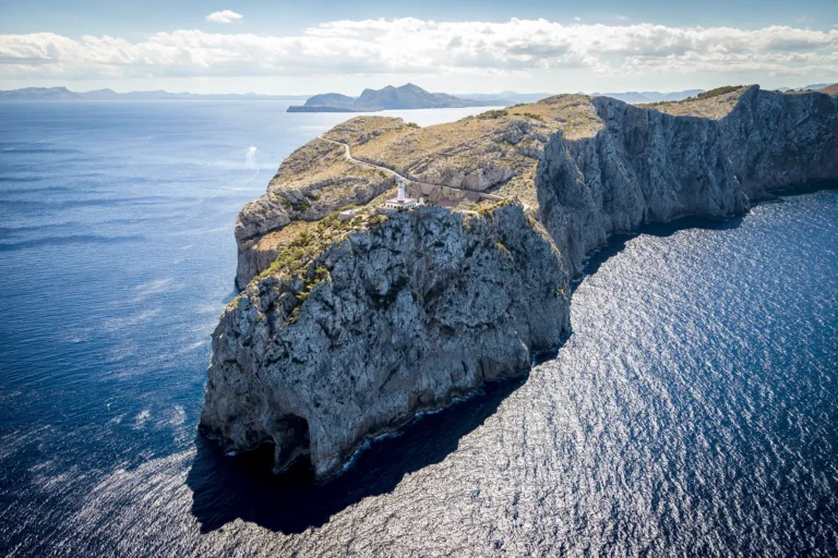 Faro de Formentor sobre los acantilados de la Península de Formentor en Mallorca Vista aérea del Faro de Formentor sobre los acantilados de la Península de Formentor, en el norte de Mallorca, rodeado por el mar Mediterráneo.
