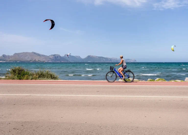 Playa de la Bahía de Pollença con aguas en calma, Mallorca Playa de arena de la Bahía de Pollença con aguas completamente en calma en tonos azules y turquesas, la bahía más resguardada del norte de Mallorca