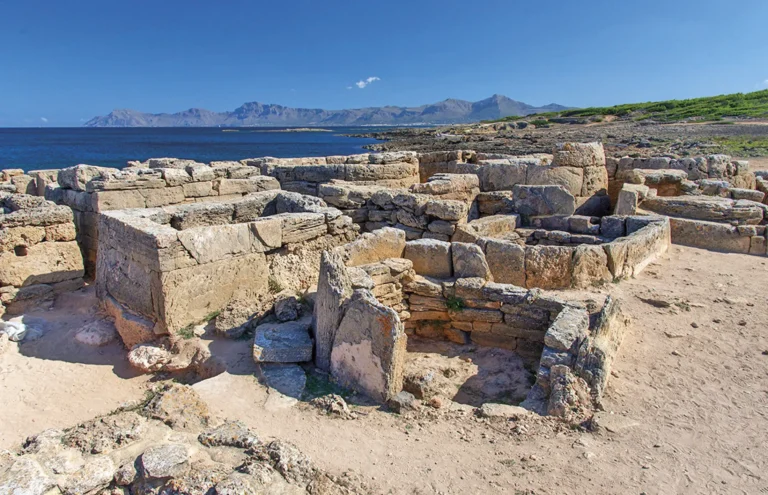 Túmulos funerarios talayóticos de la Necrópolis de Son Real, Mallorca Detalle de los túmulos funerarios talayóticos de la Necrópolis de Son Real, estructuras circulares de piedra en seco junto al mar de la Bahía de Alcúdia, Mallorca